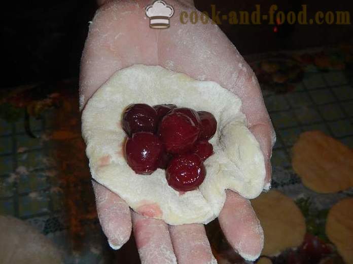 Jäst kakor med körsbär i ugnen - en steg för steg recept för jäst deg för pajer med torrjäst (med bilder).