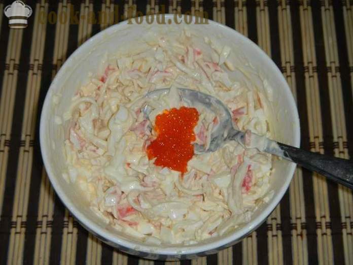 En enkel och läckra sallad med bläckfisk, krabba pinnar och röd kaviar - hur man förbereder en sallad av bläckfisk med ägg, en steg för steg recept med bilder.
