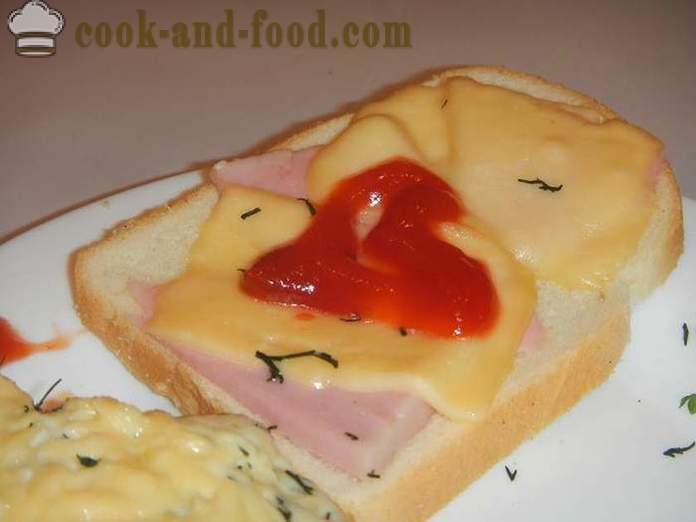 Enkla recept för varma smörgåsar med ost och korv i hast