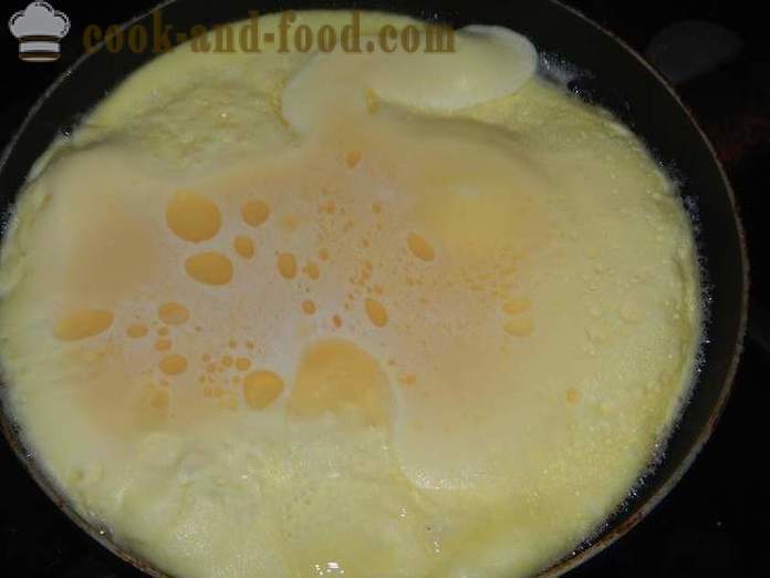 Läcker luft omelett med gräddfil i en kastrull - hur man lagar äggröra med ost, ett recept steg för steg med bilder.