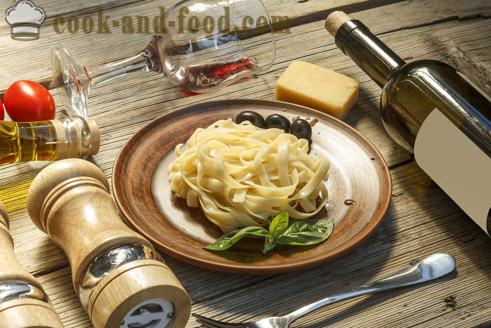 Italienska köket: pasta carbonara tre recept med grädde