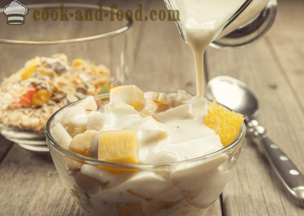 Utmärkt frukost: fruktsallad med yoghurt
