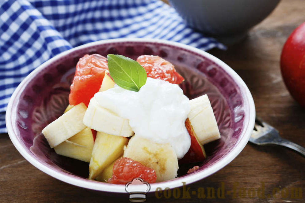 Utmärkt frukost: fruktsallad med yoghurt