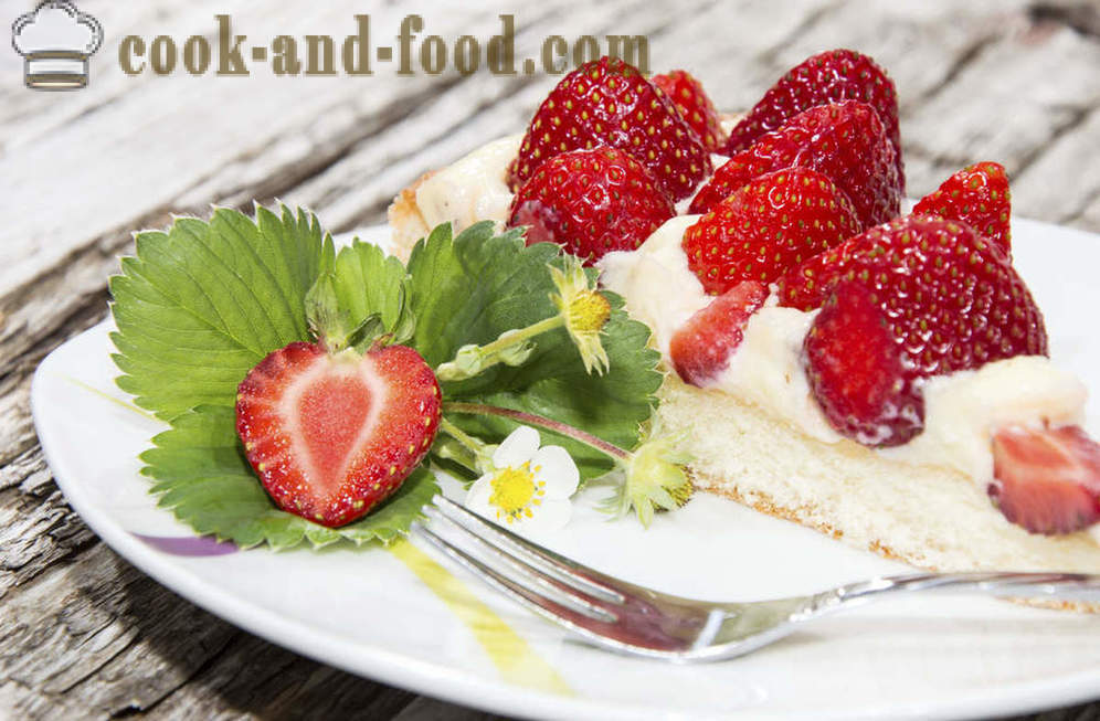 Cake, luftiga grädde och jordgubbar te av Ivlev och johannesbröd - video recept hemma