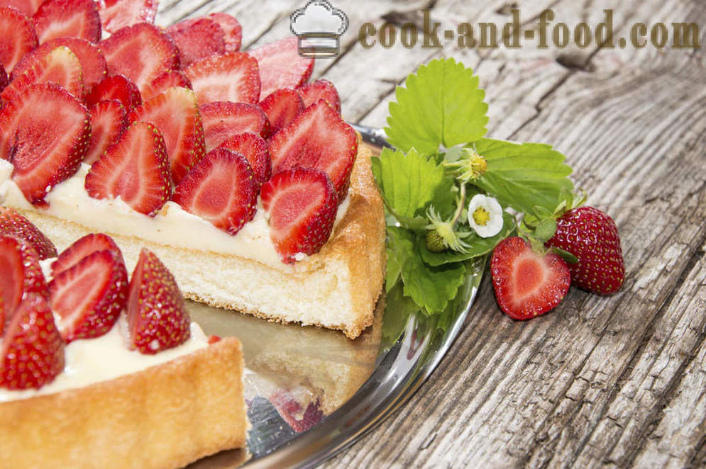 Cake, luftiga grädde och jordgubbar te av Ivlev och johannesbröd - video recept hemma